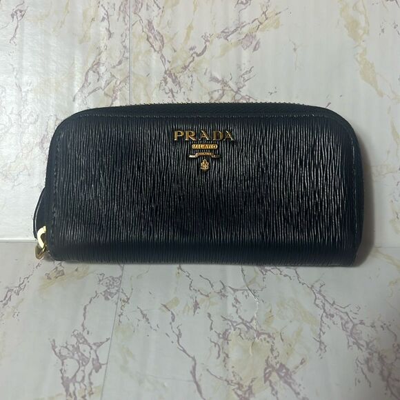 PRADA BLACK SAFFIANO ZIP AROUND KEY HOLDER - Picture 1 of 9